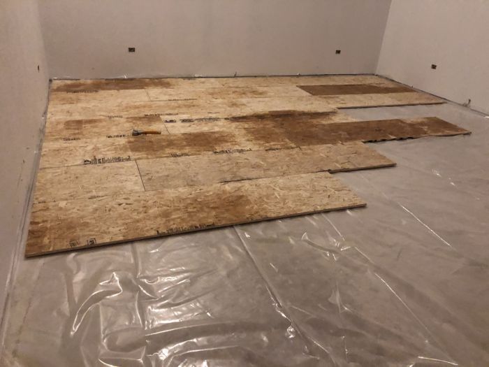 Cara Memperbaiki Papan Rusak di Lantai Parket Lapangan Basket dengan Rapi